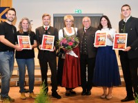 Chor-des-Jahres-2023_LD-Karin-Bernhard-mit-Bgm.-Gerald-Preimel-und-den-FinalistInnen-aus-Moellbruecke©Helmut-Weixelbraun