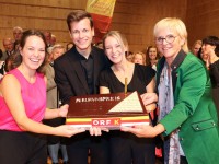 Chor-des-Jahres2023_LD-Karin-Bernhard-mit-den-Gewinnern-des-Publikumspreises©Manfred-Schusser